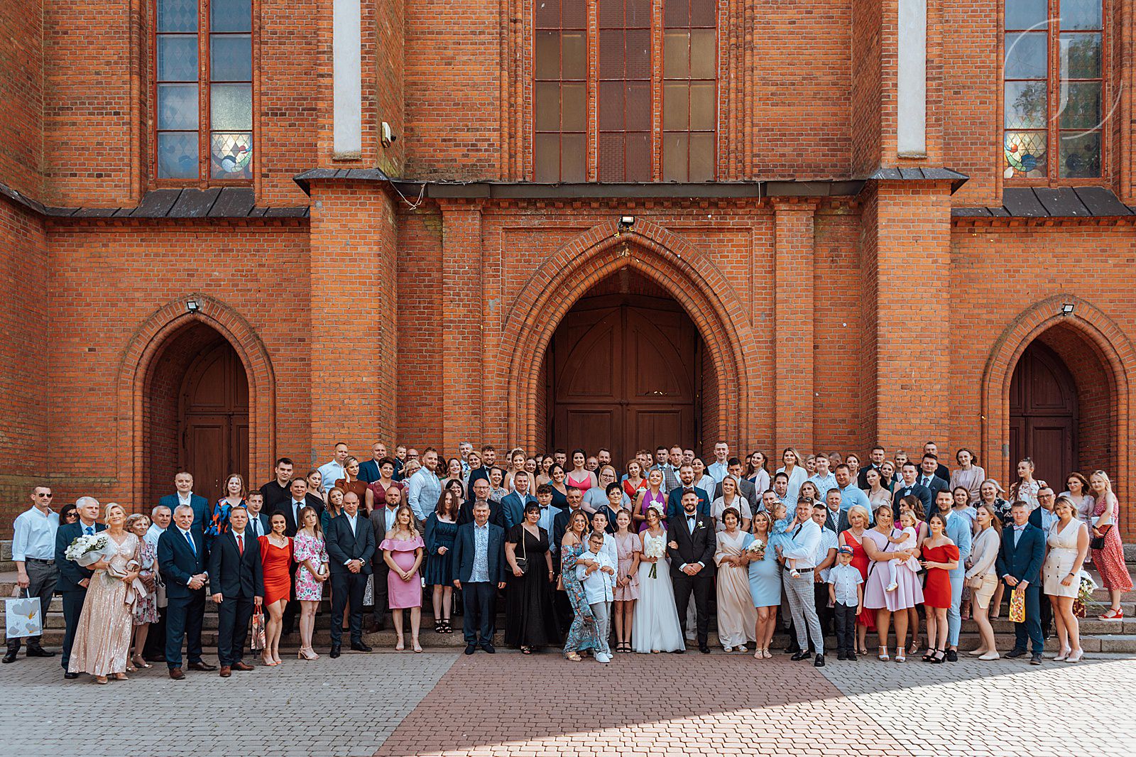 Zdjęcie grupowe gości weselnych