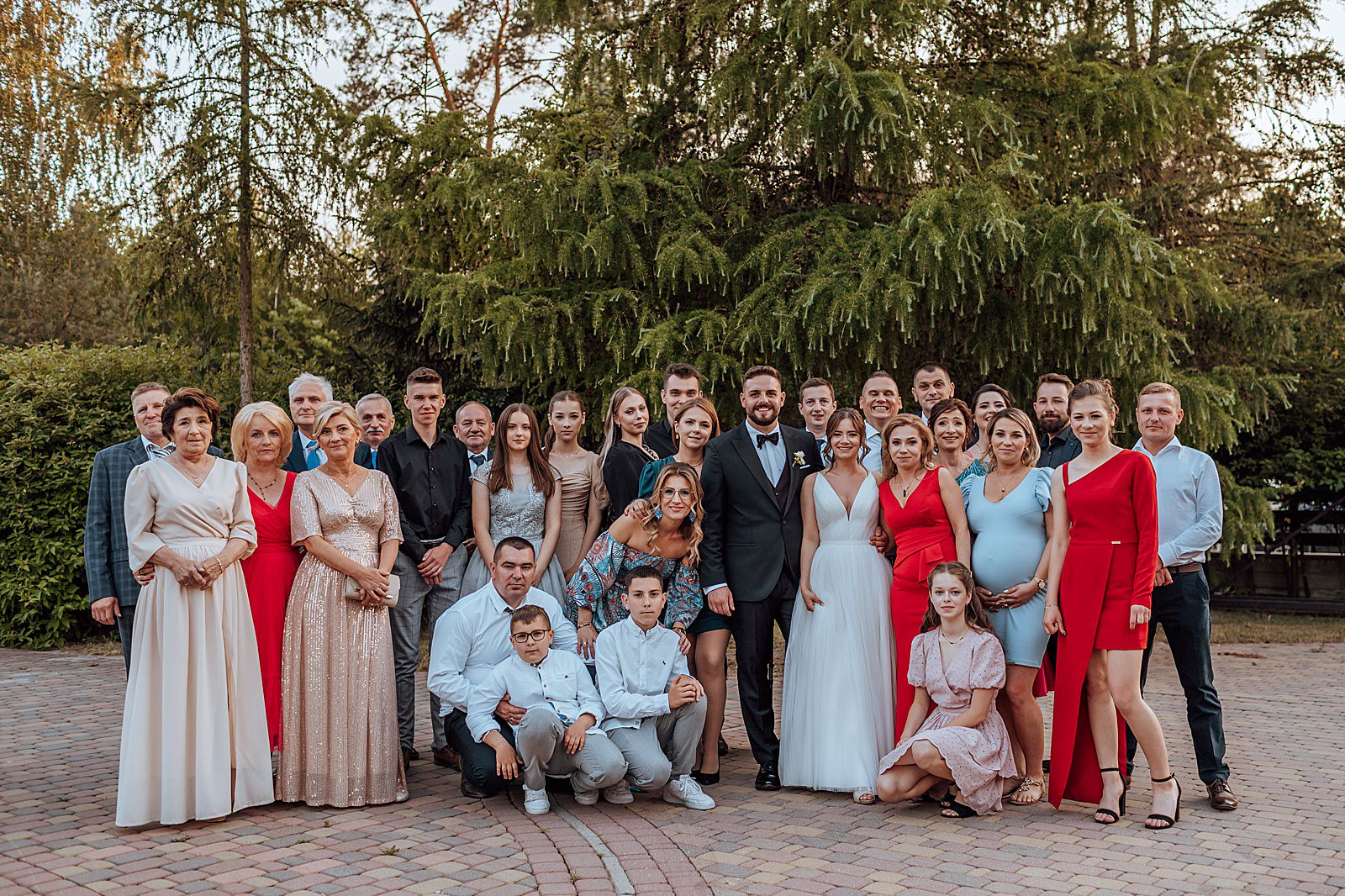 Goście pozujący do zdjęć w trakcie przyjęcia weselnego.