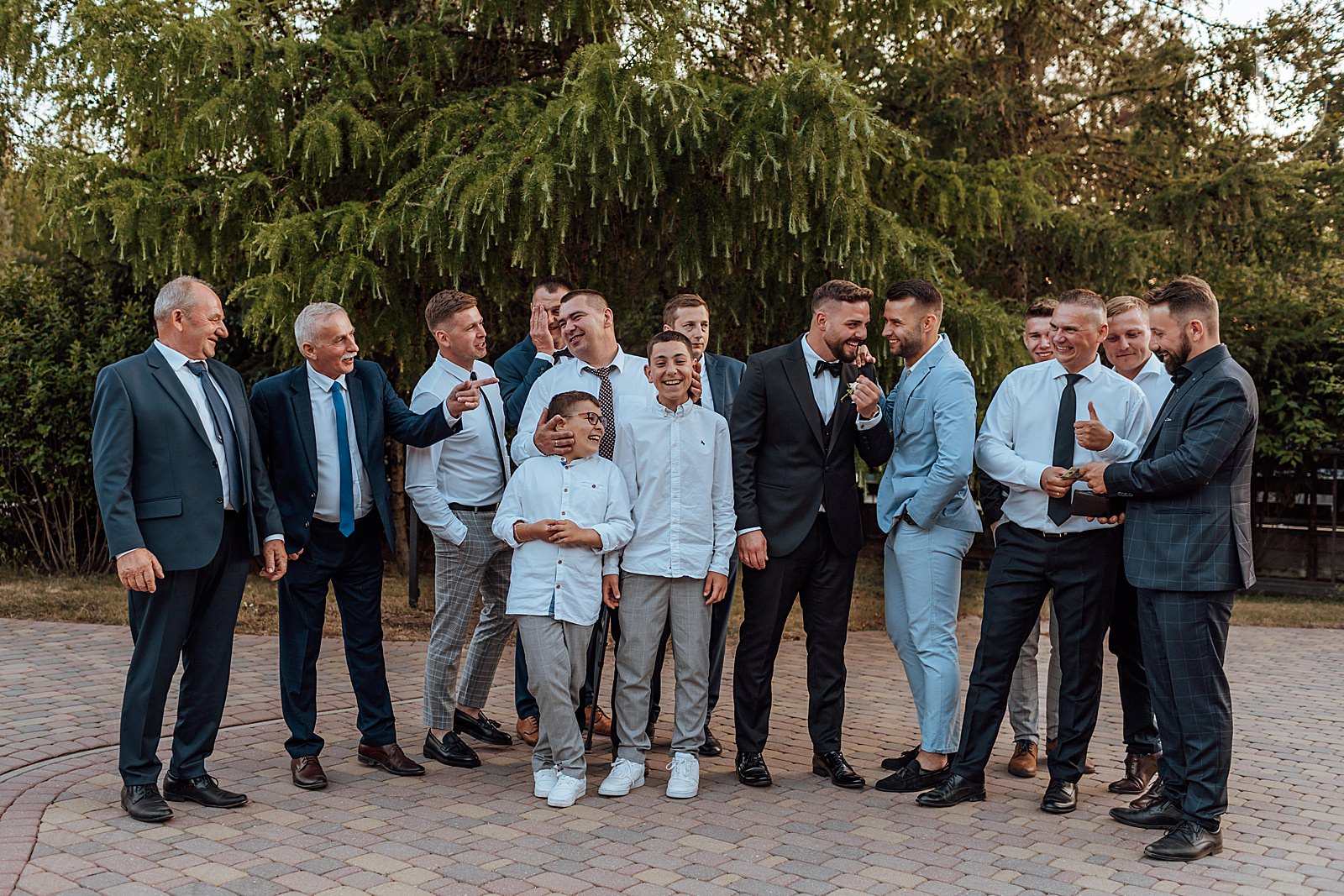 Goście pozujący do zdjęć w trakcie przyjęcia weselnego.