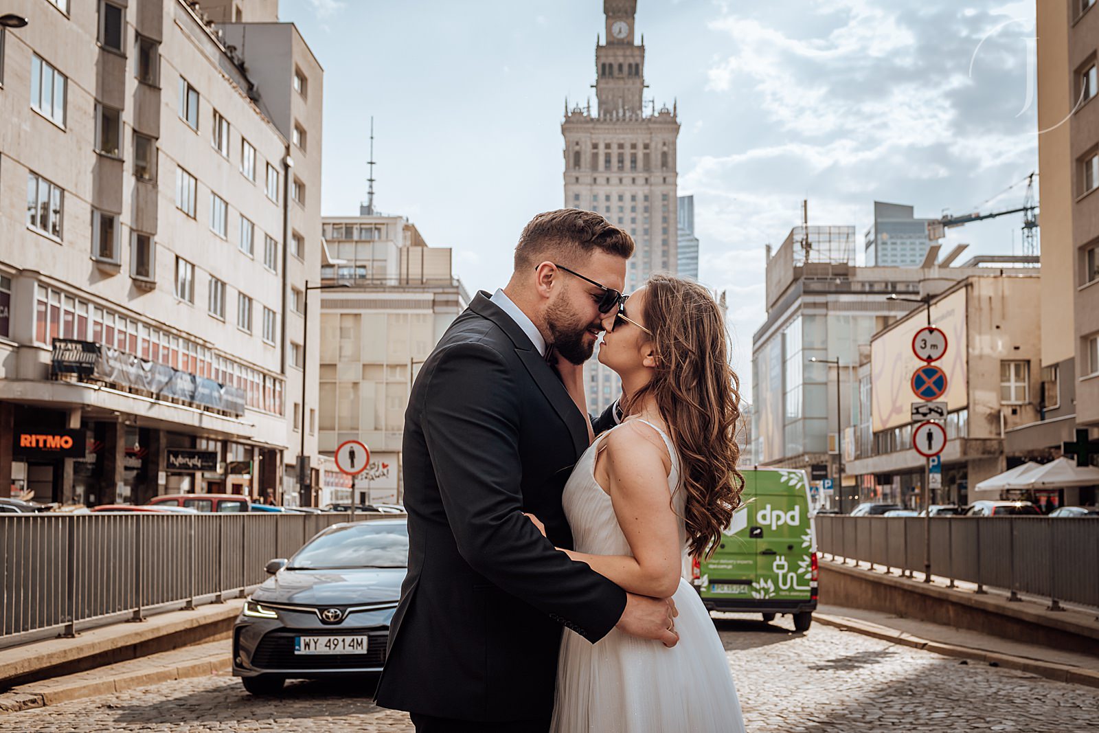 Para Młoda pozuje do zdjęć w centrum Warszawy.